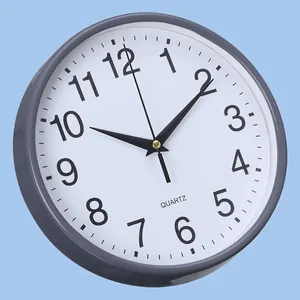 Minimalistische graue runde Wanduhr mit weißem Zifferblatt und schwarzen arabischen Ziffern