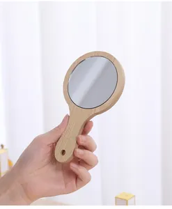 Elegante specchio a mano in legno naturale per il trucco e i saloni di bellezza.