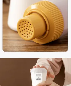 Detalle del frasco dosificador de 350 ml con orificios de salida y etiqueta de producto