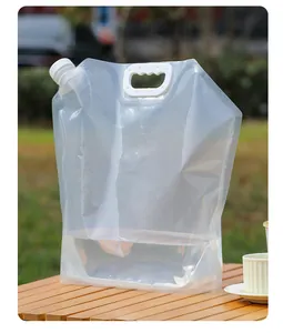 Sacca d'acqua pieghevole trasparente per campeggio su un tavolo da picnic in legno