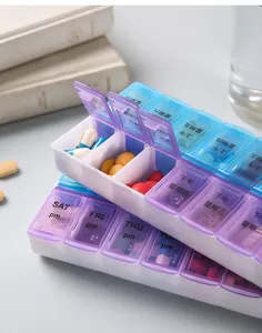 Detail eines doppelschichtigen 14-Fächer 7-Tage-Pillen-Organizers mit AM-PM-Etiketten