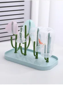 Détail du support de séchage pour biberons en forme de cactus avec divers accessoires