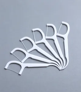 Nahaufnahme von fünf weißen Zahnseide-Sticks mit hoher Spannung in fächerförmiger Anordnung