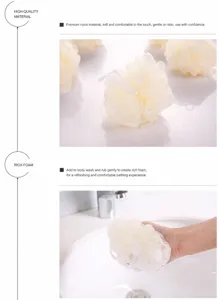 Gros plan d'une éponge de bain en maille douce montrant sa texture et sa mousse