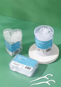 Makro-Detail von Zahnseide-Sticks in verschiedenen Großpackungen aus Kunststoffbehältern