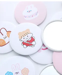 Set di graziosi specchi da trucco portatili con vari disegni di cartoni animati