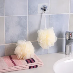 Gros plan détaillé montrant la texture et le design du pompon de douche crème de 30g
