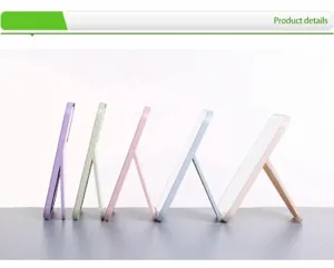 Vue de côté de cinq miroirs de maquillage pliables colorés en tons pastels pour bureau
