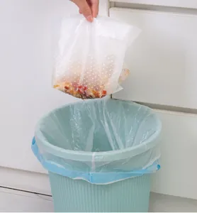 Détail montrant la fonction de drainage du sac à déchets de cuisine perforé pour les restes.