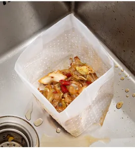 Gros plan d'un sac de drainage filtrant les restes alimentaires dans l'évier