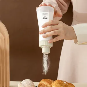 Bote de spray exprimible para sazonar y decorar pasteles en la cocina demostración