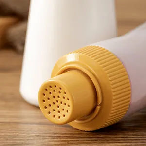 Primer plano de botella de plástico para especias japonesa con tapa de aspersión