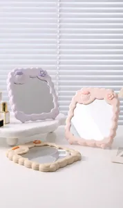 Detailweergave van schattige make-upspiegels met schaapmotief in paars, roze en beige