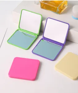 Tragbarer quadratischer, doppelseitiger Klapp-Make-up-Spiegel in kräftigen Farben.