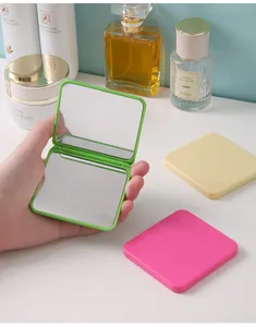 Detailaufnahme eines tragbaren, quadratischen, doppelseitigen Klapp-Make-up-Spiegels
