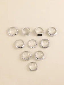 Draufsicht auf 10-teiliges silberfarbenes Ring-Set aus Legierung mit verschiedenen Designs