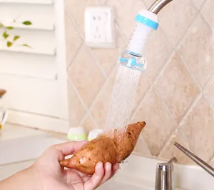 Detailweergave van een flexibele kraanbeluchter die een zoete aardappel wast