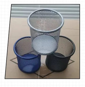Detailansicht der runden Stiftehalter aus Metallgeflecht in Silber, Blau und Schwarz.