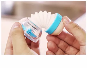 Detailopname van de flexibele PVC-connector op de 360 graden draaibare keukenkraan beluchter set.