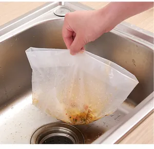 Détail du sac filtrant jetable pour évier drainant l'eau et retenant les restes