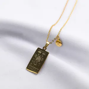 Κοντινό πλάνο χρυσού κολιέ με μενταγιόν ζώδιο Σκορπιός σε λευκό ύφασμα