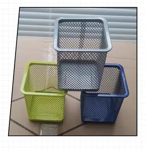 Detailansicht von drei Stiftehaltern aus Metallgeflecht in Grün, Silber und Blau.