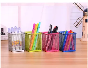 Vier bunte quadratische Metallgitter-Stifthalter auf einem Schreibtisch für das Büro