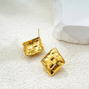 Dettaglio di orecchini geometrici intrecciati dorati con un design vintage unico