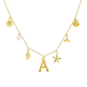 Collana in oro 18 carati con ciondolo lettera A e motivi marini a forma di conchiglia