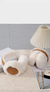 Detailansicht der flauschigen Winter-Ohrenschützer im Meillard-Stil auf einem Tisch