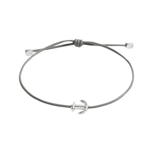 Bracciale minimalista in corda grigia intrecciata a mano con ciondolo ad ancora d'argento.