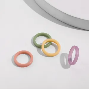 Nahaufnahme bunter Acrylharzringe mit minimalistischem, glattem, rundem Design.