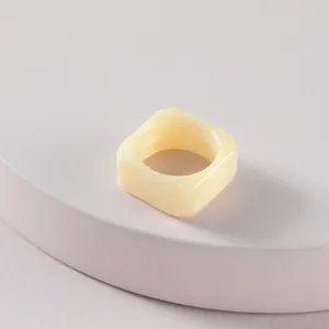 Eleganter cremeweißer quadratischer Acryl-Ring mit feiner Marmortextur für Damen