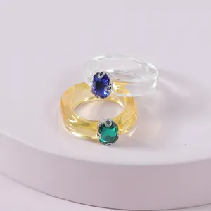 Trendiges Acryl-Ring-Set mit facettierten blauen und grünen Steinen auf pastellfarbenem Sockel