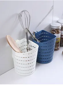 Cestini portaoggetti sospesi multifunzionali mostrati con utensili da cucina ordinati