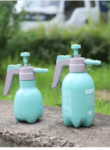 Detailansicht von zwei Garten-Drucksprühern in 2L und kleineren Größen im Freien.