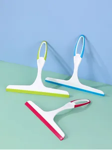 Juego de tres limpiacristales de colores para la limpieza de ventanas.