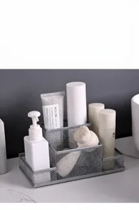 Détail de l'organisateur de bureau en maille métallique grise pour le rangement de soins