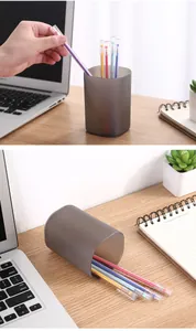 Gedetailleerd overzicht van een matgrijze pennenhouder met gekleurde pennen op een bureau
