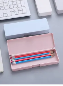 Detalle de un estuche de plástico rosa minimalista que contiene cuatro lápices de colores