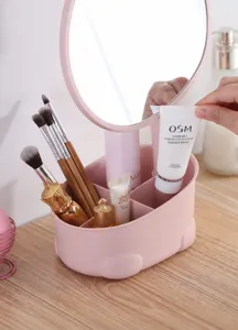 Primer plano de la base del espejo rosa con cuatro prácticos compartimentos de orden