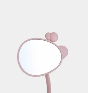 Primer plano del espejo de maquillaje HD con forma de jirafa con marco rosa y reflejo nítido