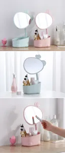 Detalle de espejo de maquillaje ajustable con forma de jirafa y base de almacenamiento