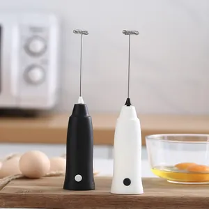 Espumador de leche eléctrico de mano y batidor para café en tabla de madera fina