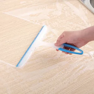 Limpiacristales profesional azul y blanco para limpiar ventanas en una superficie de madera jabonosa