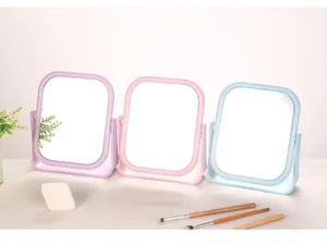 Set mit drei doppelseitigen Weizenstroh-Schminkspiegeln in verschiedenen Pastellfarben.