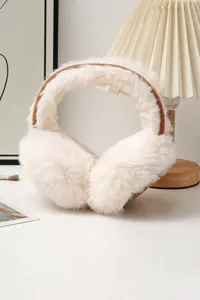 Detailansicht der cremeweißen Plüsch-Winterohrenschützer mit einem braunen Kopfband.