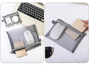 Detailansicht einer grauen Netztasche für Apple-Maus und Ladezubehör unterwegs.