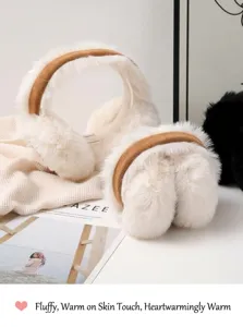 Detailansicht der weichen faltbaren Plüsch-Ohrenschützer für die kalte Winterzeit