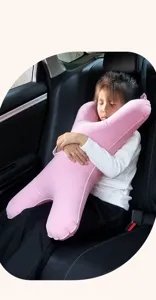 Niño usando almohada de viaje inflable rosa en forma de H para el coche
